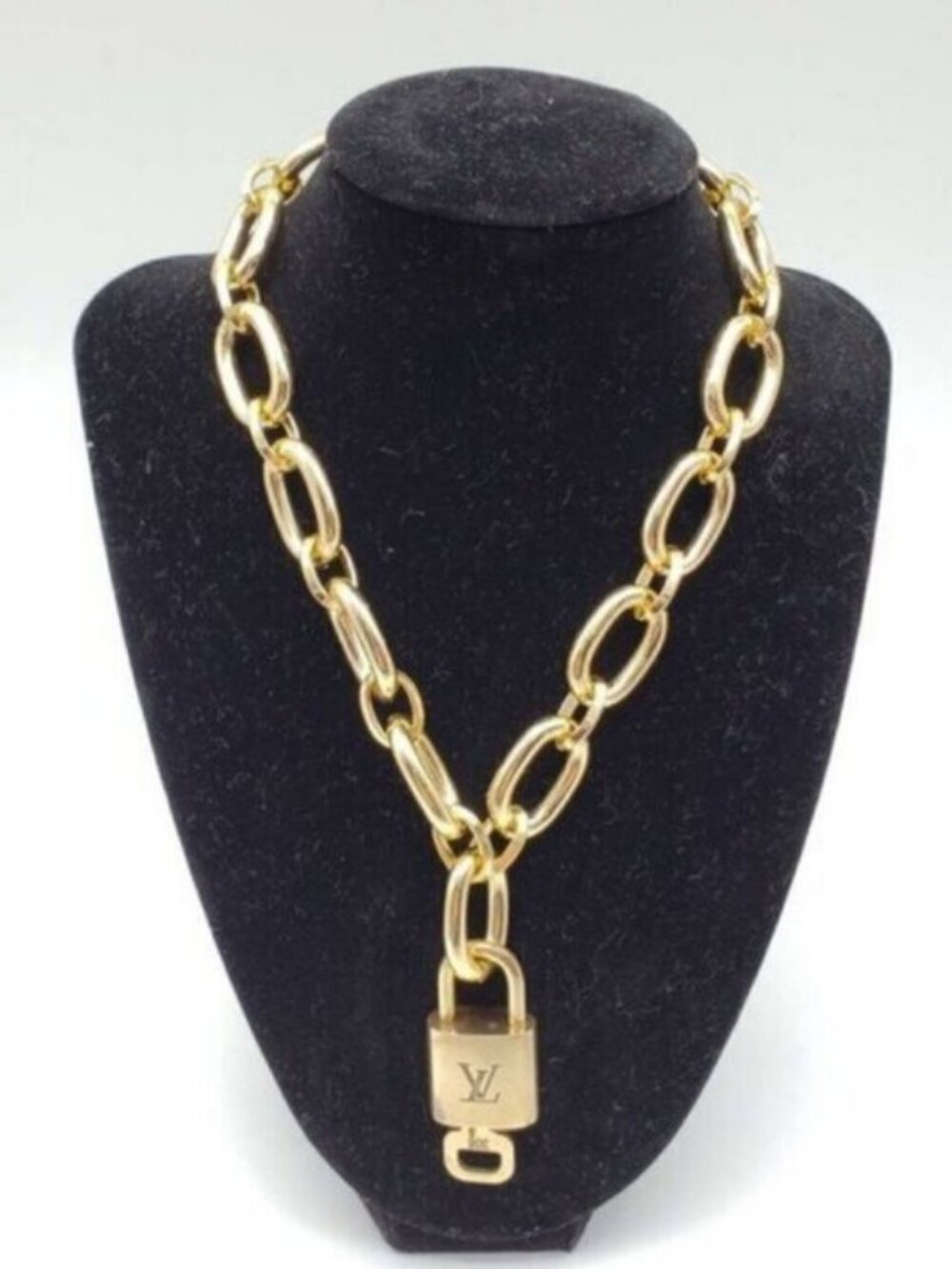 Gold-Plated Necklace with Authentic Louis Vuitton Padlock - Picture 12 of 15